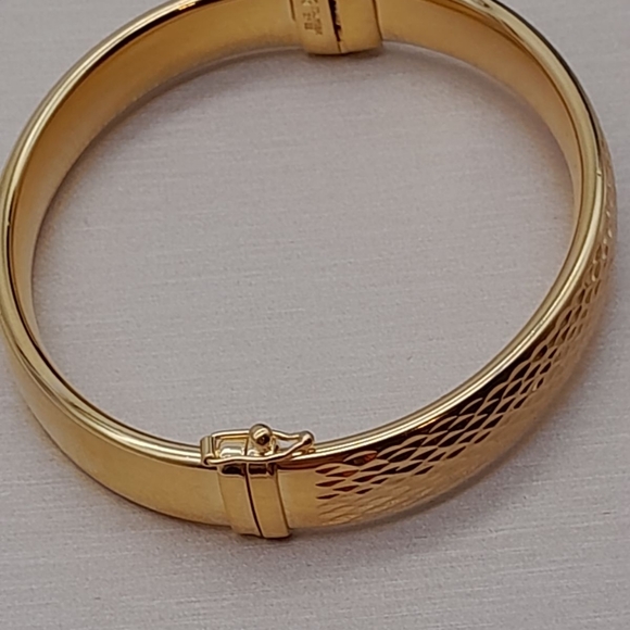 18k YELLOW GOLD OVER BRONZE DIAMOND CUT BANGLE BRACELET SIZE 8 - Picture 9 of 9